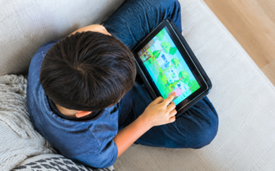 “Mio figlio sta sempre al cellulare”: social, schermi e minori