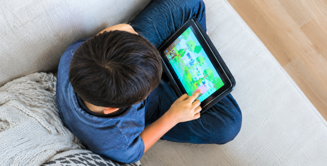 “Mio figlio sta sempre al cellulare”: social, schermi e minori
